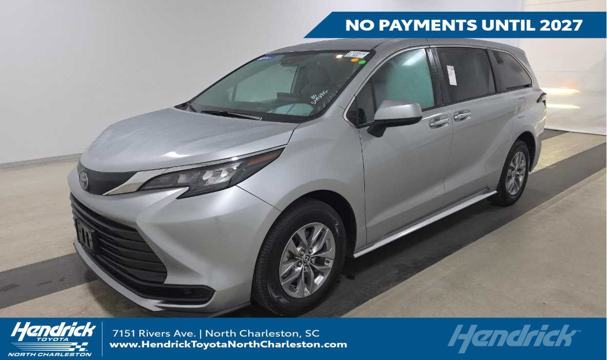 Used 2025 Toyota Sienna LE FWD image 1