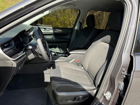 Used 2023 Jeep Grand Cherokee Laredo w/ Luxury Tech Group I image 11