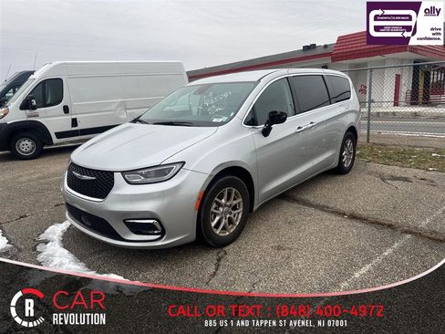 Used 2024 Chrysler Pacifica Touring-L image 3