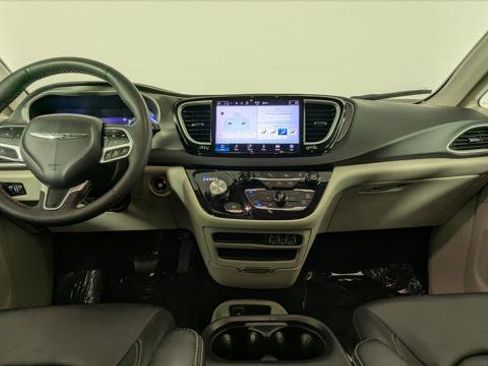 Used 2023 Chrysler Pacifica Touring-L FWD image 24