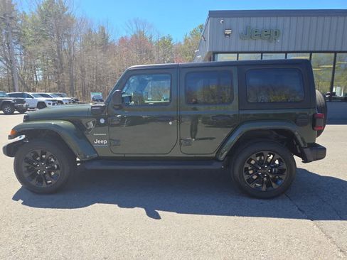Used 2023 Jeep Wrangler Unlimited Sahara w/ Cold Weather Group AWD/4WD image 9