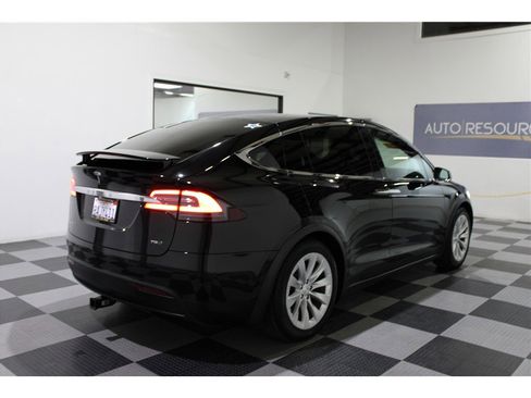 Used 2017 Tesla Model X 75D image 4