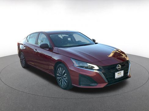 Used 2025 Nissan Altima 2.5 SV image 1