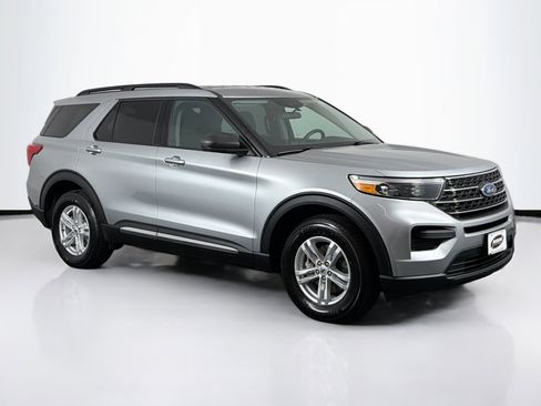 Used 2023 Ford Explorer XLT AWD/4WD image 2