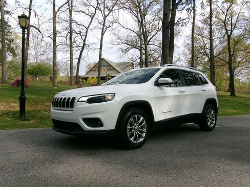 Used 2019 Jeep Cherokee Latitude Plus w/ Comfort/Convenience Group image 1
