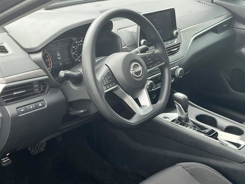 Used 2025 Nissan Altima 2.5 SV FWD image 15