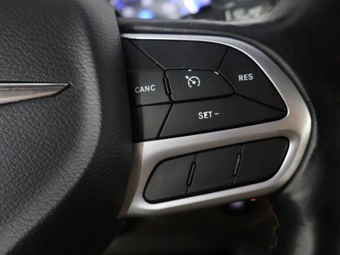 Used 2020 Chrysler Pacifica Touring-L image 40