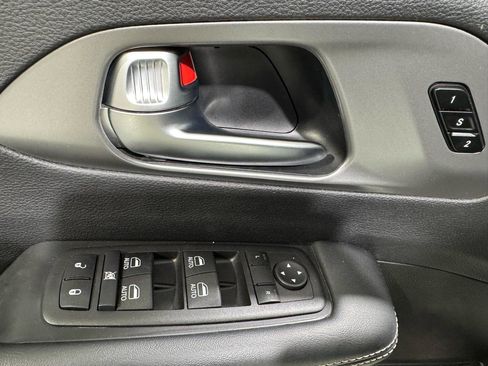 Used 2025 Chrysler Pacifica Select FWD image 12