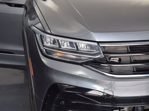 Certified 2022 Volkswagen Tiguan SE R-Line image 11