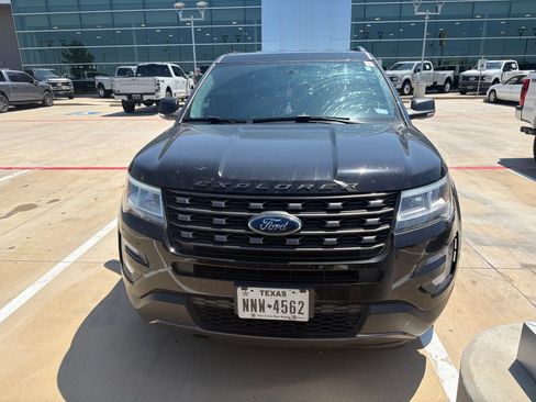 Used 2017 Ford Explorer XLT w/ Equipment Group 202A FWD image 2
