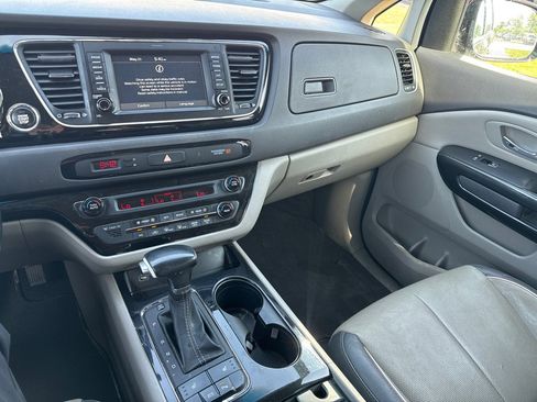 Used 2017 Kia Sedona EX FWD image 18