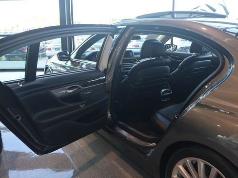 Used 2018 BMW 740i image 22