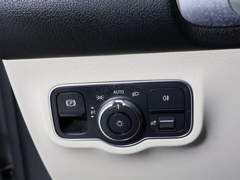 Used 2022 Mercedes-Benz EQB 300 4MATIC image 26