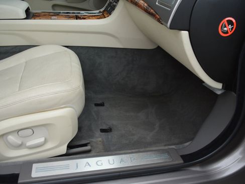 Used 2010 Jaguar XF Premium image 21