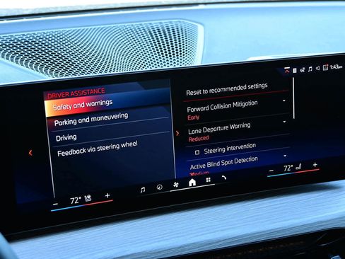 Used 2025 BMW 330i xDrive Sedan w/ Premium Package image 28