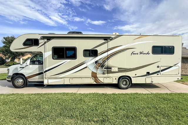 Used 2017 Ford E-450 and Econoline 450 Super Duty w/ Motorhome Prep Package RWD image 3