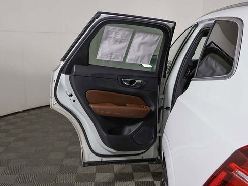 Used 2021 Volvo XC60 T5 Momentum w/ Premium Package image 21