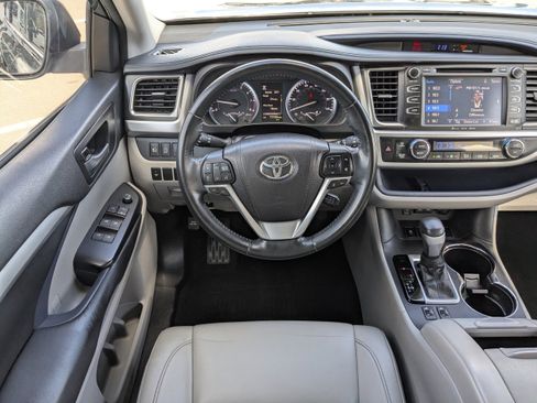 Used 2018 Toyota Highlander XLE image 26