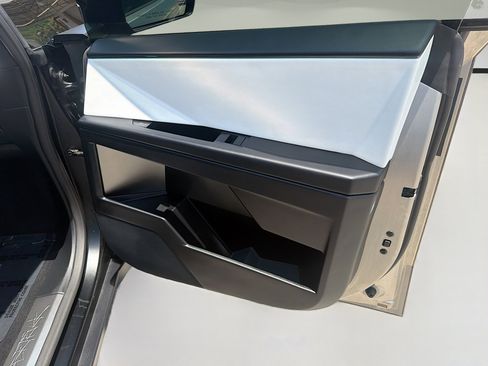 Used 2024 Tesla Cybertruck AWD Crew Cab image 32