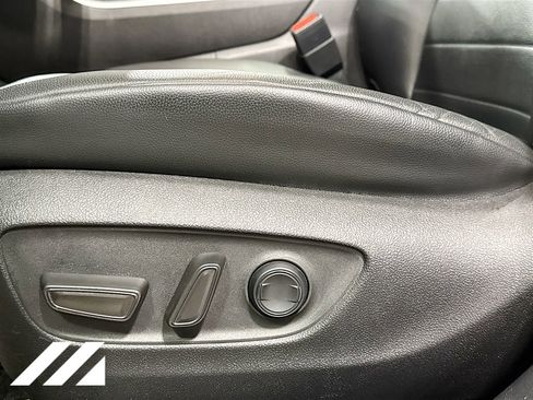 Used 2020 Toyota Highlander XLE image 21