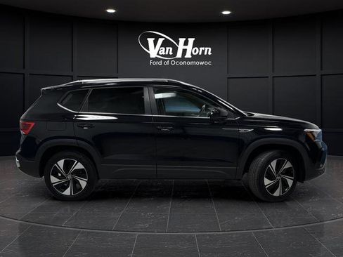 Used 2024 Volkswagen Taos SE w/ Panoramic Sunroof Package image 2