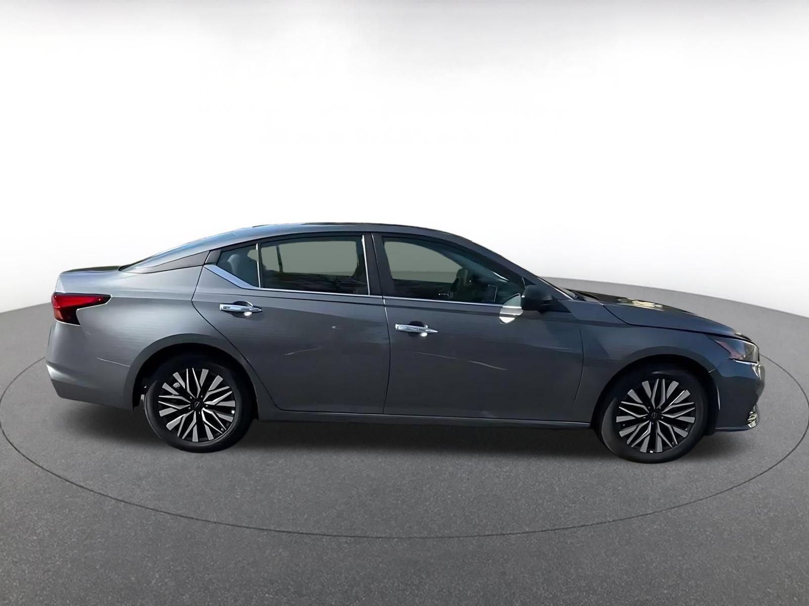 Used 2025 Nissan Altima 2.5 SV FWD image 15
