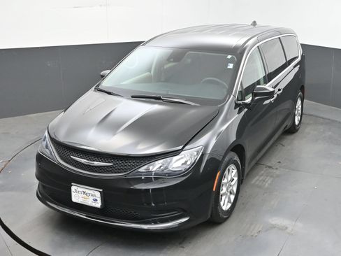 Used 2023 Chrysler Voyager LX FWD image 31
