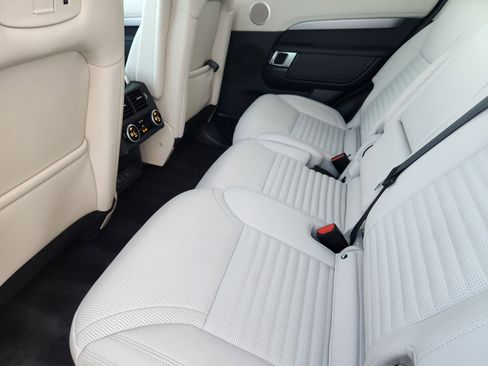 Used 2025 Land Rover Discovery Dynamic SE image 32