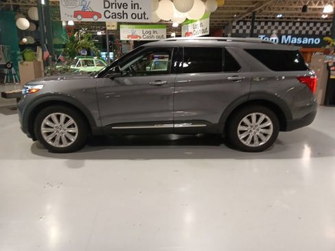 Used 2021 Ford Explorer Limited w/ Equipment Group 301A AWD/4WD image 12