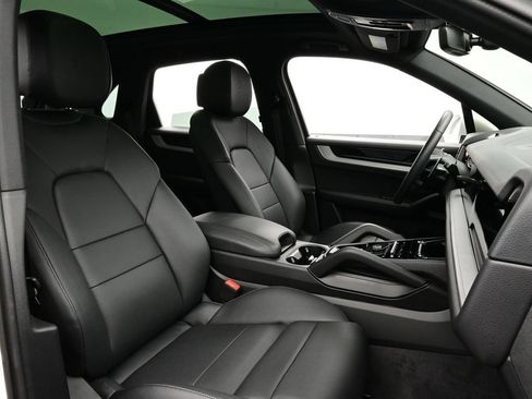 Certified 2025 Porsche Cayenne AWD/4WD image 17