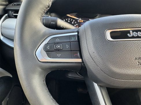 Used 2025 Jeep Compass Limited image 9