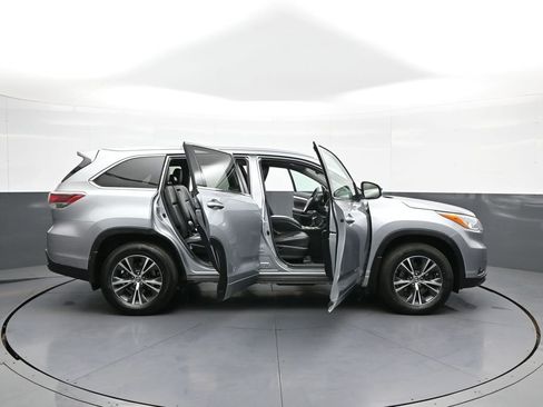 Certified 2016 Toyota Highlander XLE AWD/4WD image 44