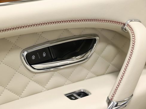 Used 2020 Bentley Bentayga Plug-In Hybrid image 56