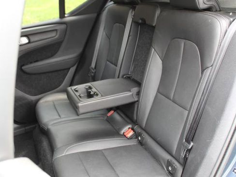 Used 2021 Volvo XC40 T4 Momentum image 24