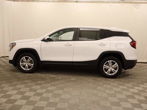 Used 2024 GMC Terrain SLE image 2