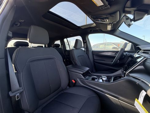 New 2025 Jeep Grand Cherokee Laredo X w/ Luxury Tech Group I image 9