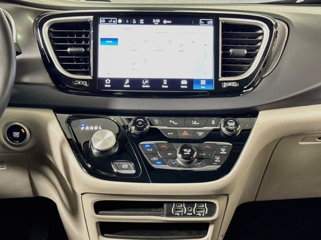 Used 2024 Chrysler Pacifica Touring-L FWD image 13