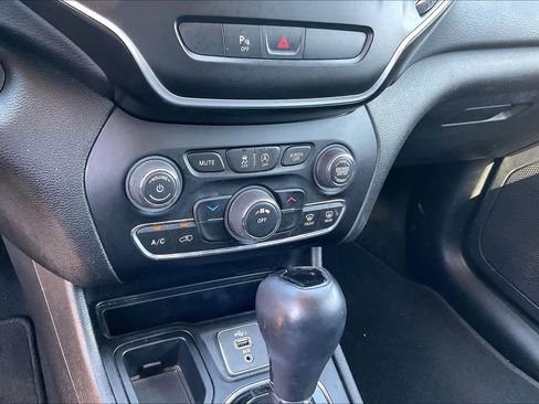 Used 2019 Jeep Cherokee Latitude Plus FWD image 33