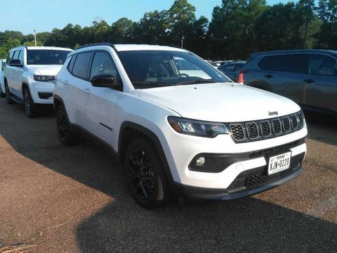 Used 2025 Jeep Compass Latitude w/ Convenience Group AWD/4WD image 4