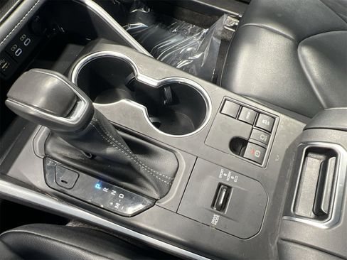 Used 2023 Toyota Highlander XLE image 19