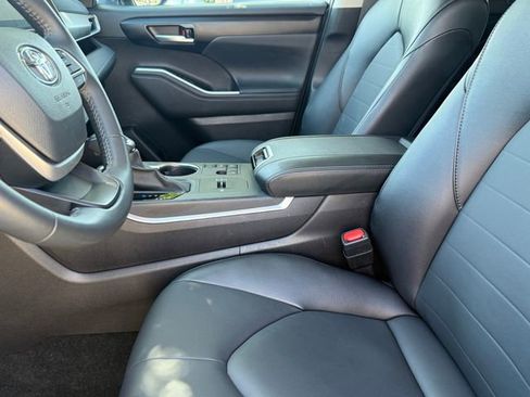 Used 2025 Toyota Highlander XLE FWD image 9