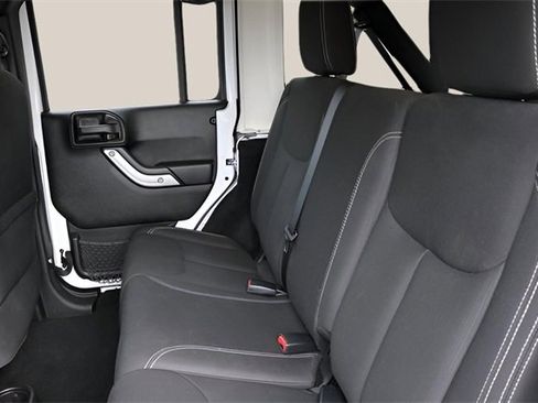 Used 2016 Jeep Wrangler Unlimited Rubicon w/ Connectivity Group image 14