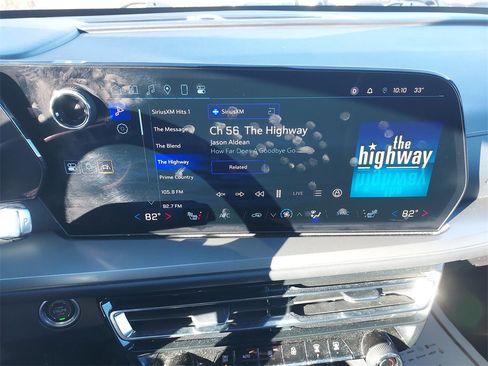 Used 2025 Chevrolet Traverse LT image 22