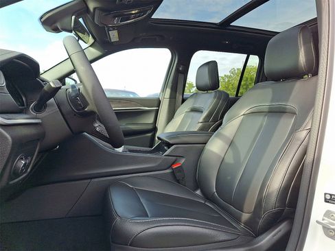 New 2025 Jeep Grand Cherokee Limited w/ Black Appearance Package image 7