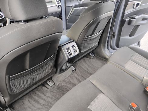 Used 2023 Kia Sorento LX image 12