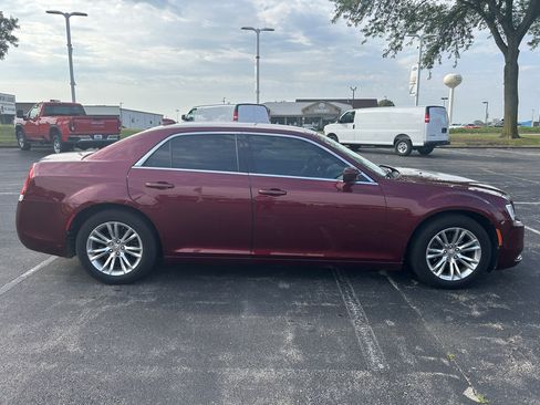 Used 2018 Chrysler 300 Touring L RWD image 4