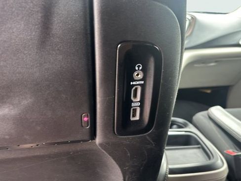 Used 2019 Chrysler Pacifica Touring Plus w/ Advanced Safetytec Group FWD image 16