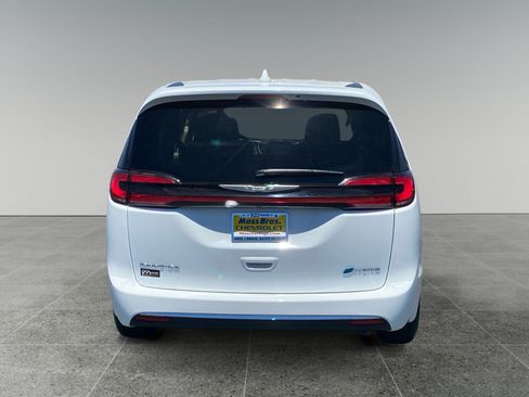 Used 2022 Chrysler Pacifica Touring-L FWD image 4