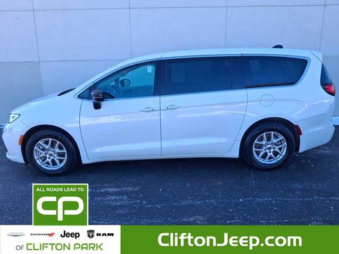 Used 2024 Chrysler Pacifica Touring-L image 5