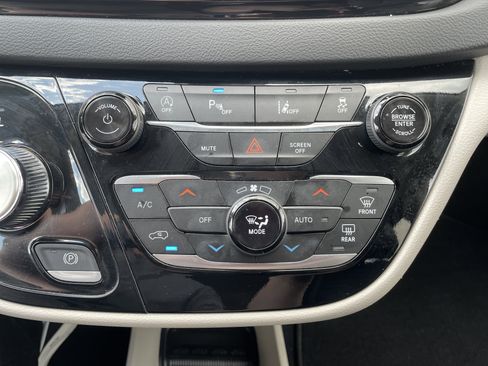 Used 2024 Chrysler Pacifica Touring-L FWD image 35